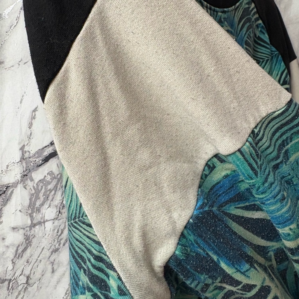 PINK Victoria's Secret Crew Neck Sweater w/ Tropical Design💙 Like New 🆕 ! - Picture 4 of 7